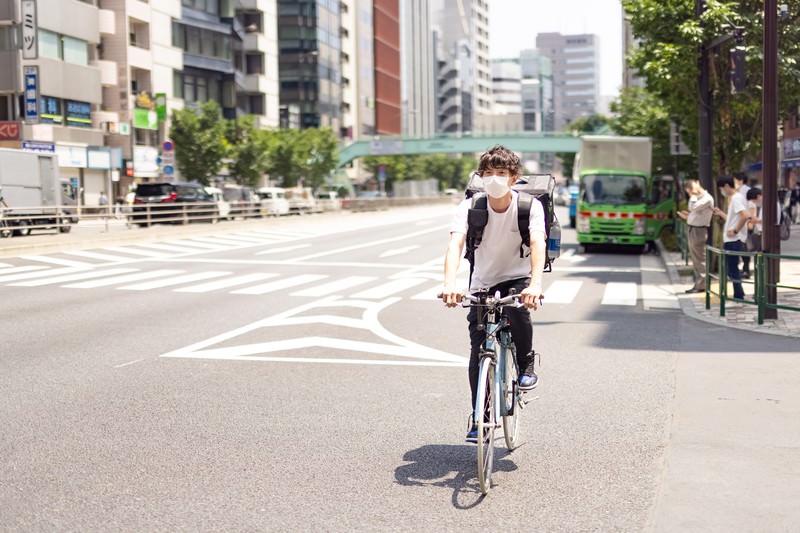 配達員自転車で操業中
